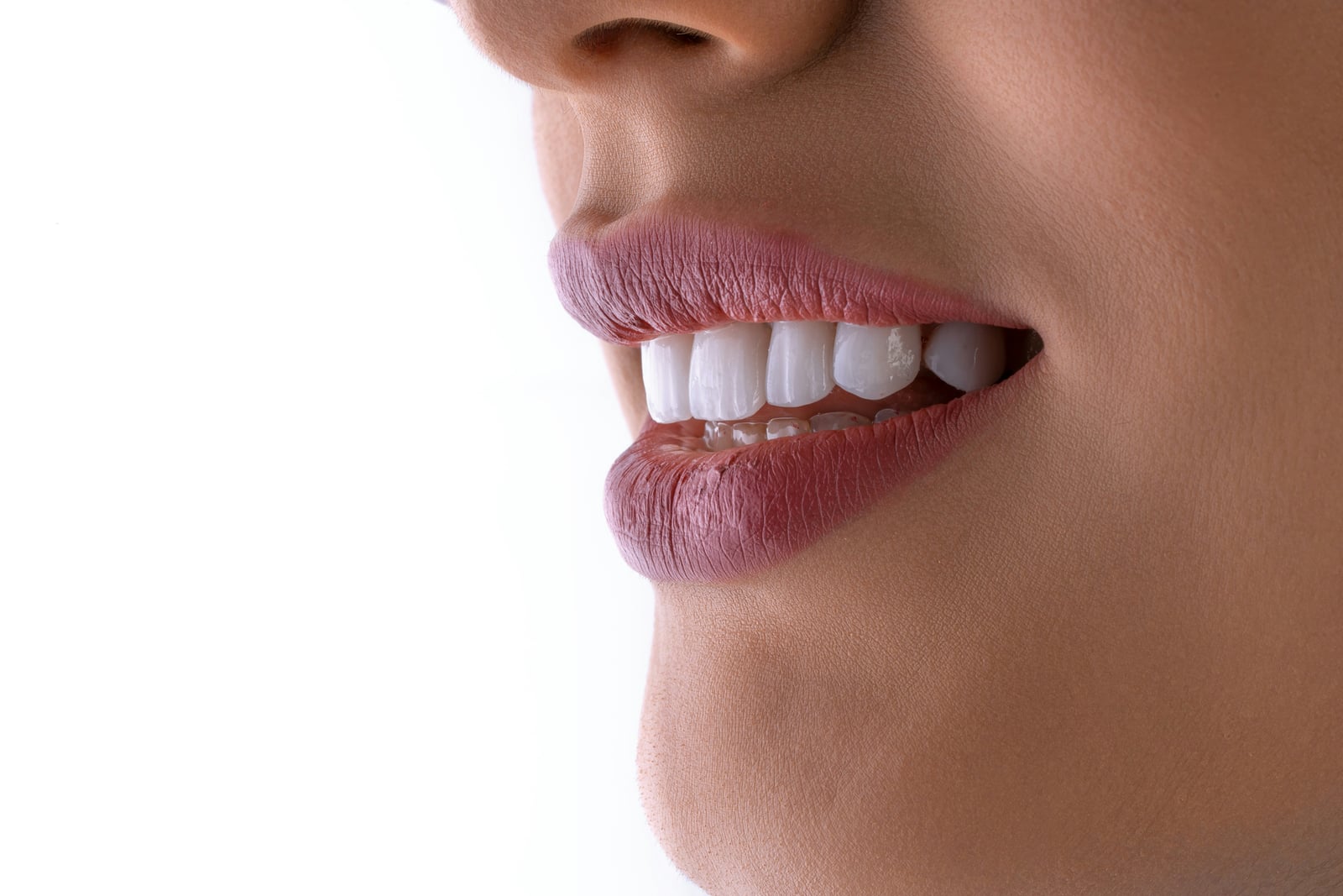 Side profile of an even, natural-looking smile
